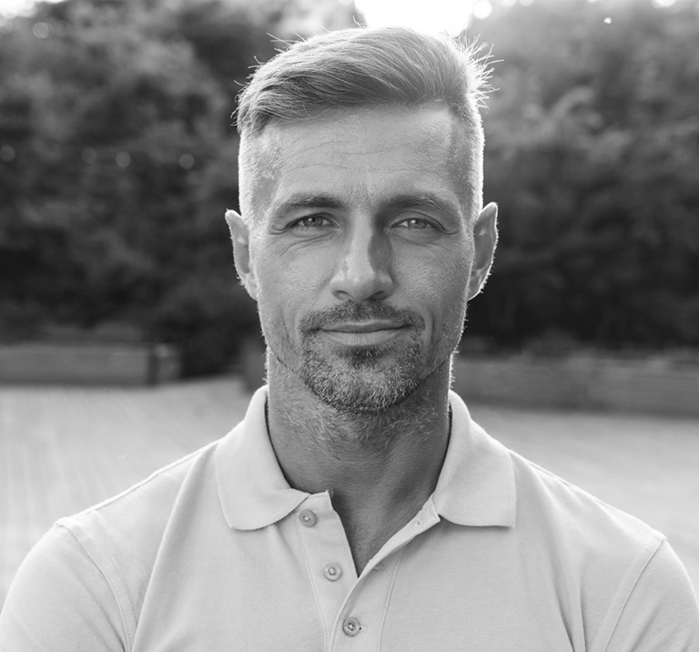 Portraits de clients illustrant les avis et témoignages Gidari VTC 64