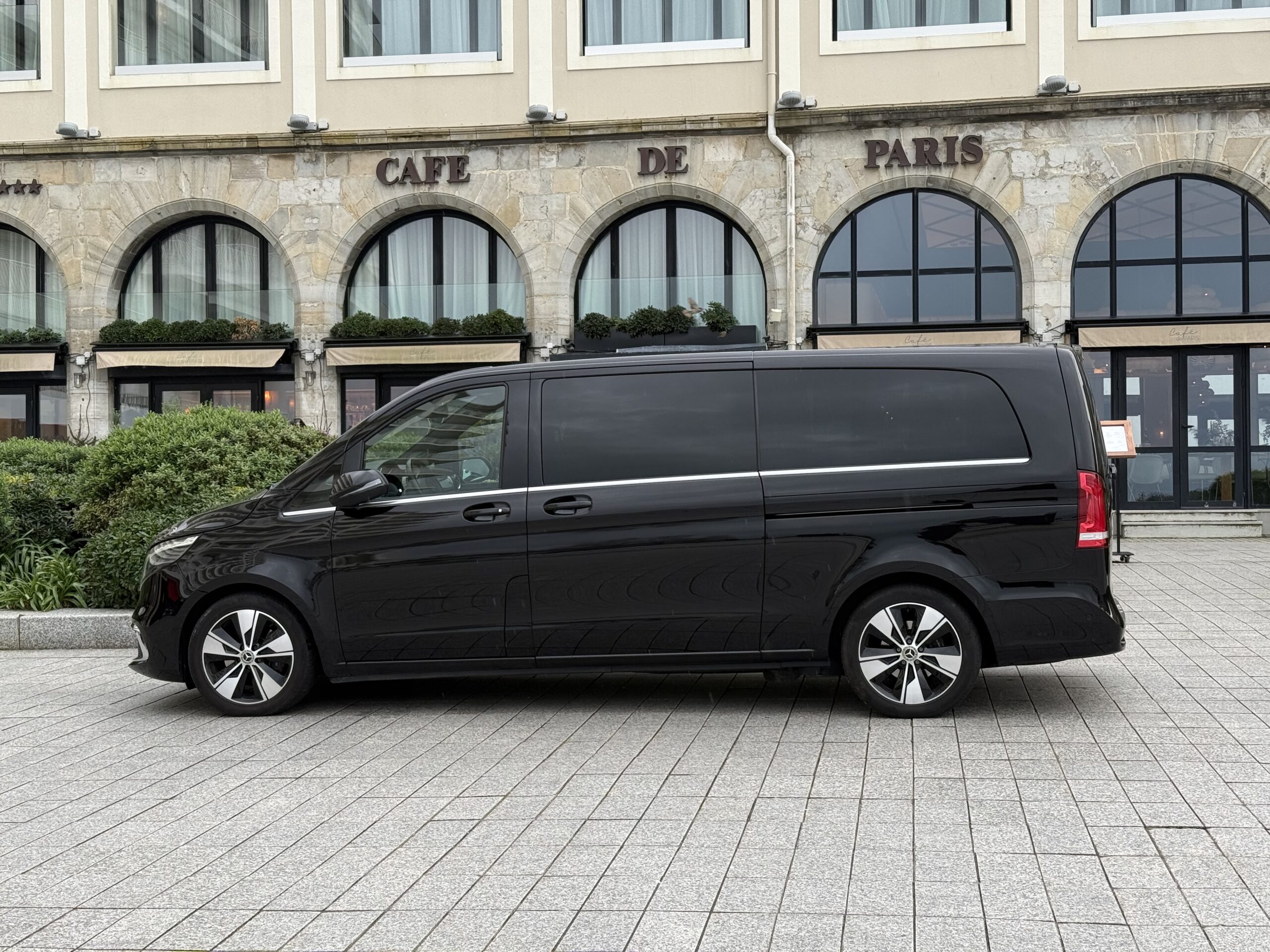 Mercedes Classe V noir stationné devant un bâtiment à Biarritz
