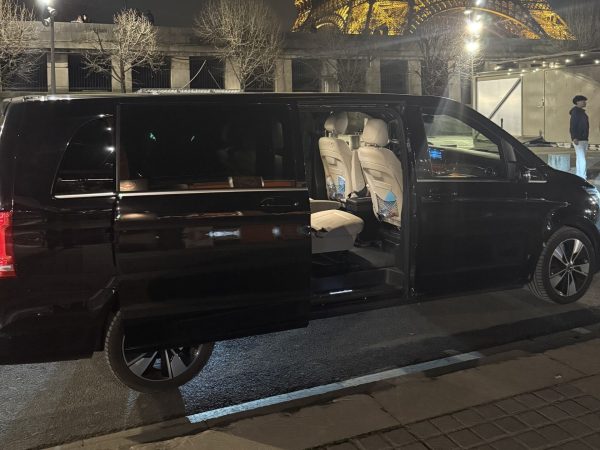Mercedes Classe V noire avec chauffeur vtc Biarritz devant la Tour Eiffel
